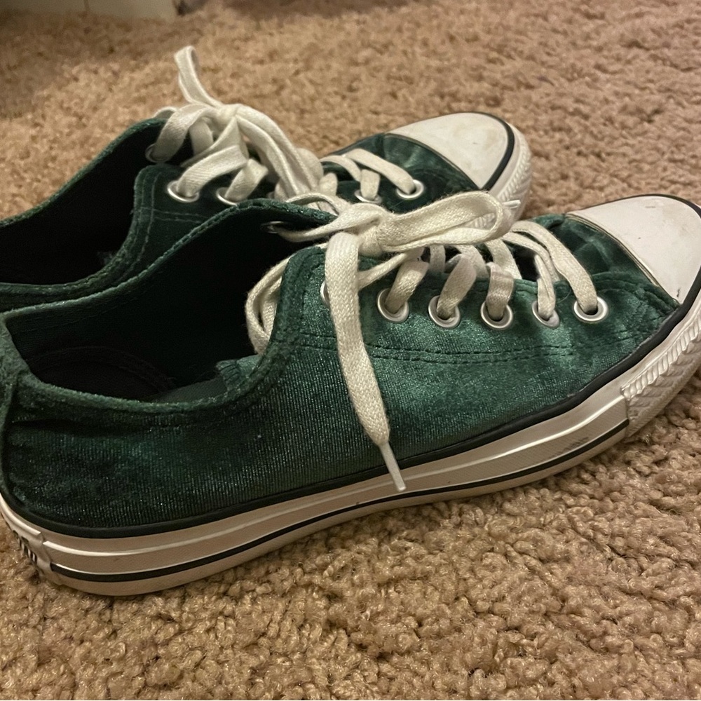 green velvet low top converse